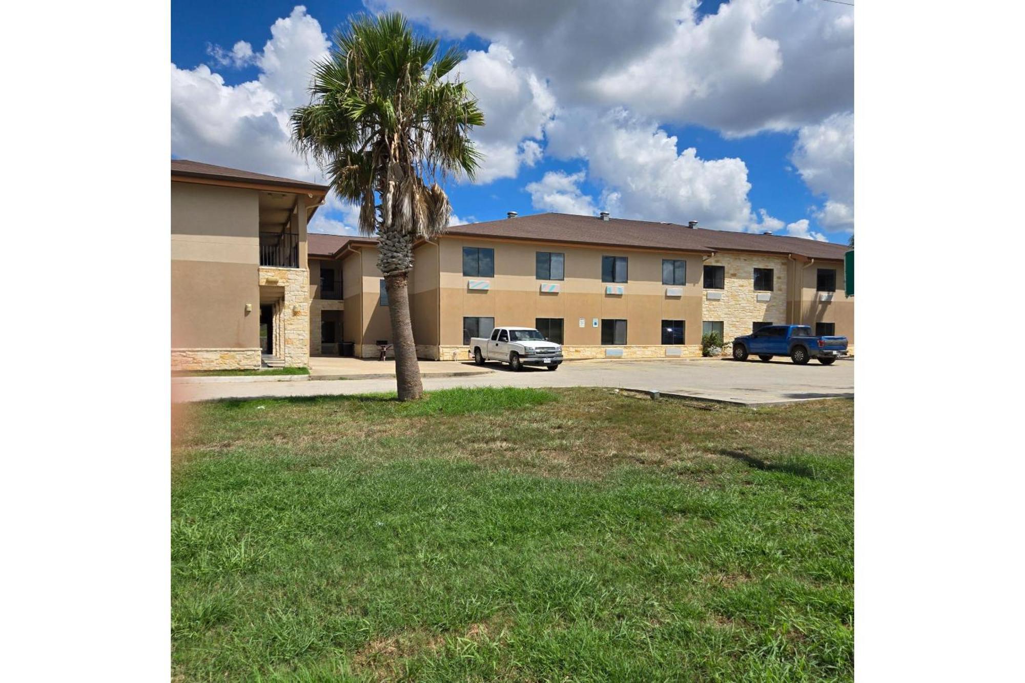 Karnes City Lodge By Oyo Hwy 181 Exterior photo